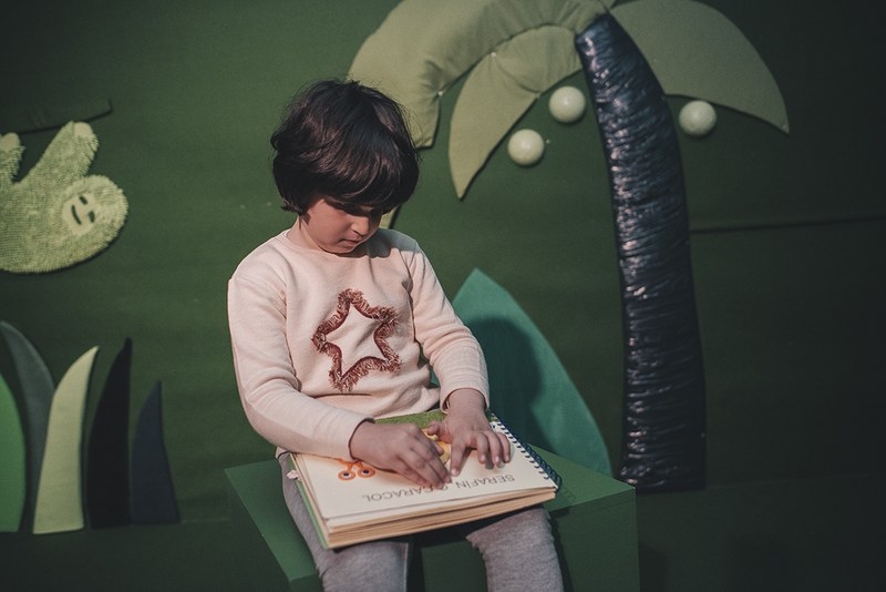 Imagen CRE Pontevedra niña leyendo braille 1