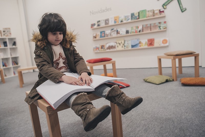 Imagen CRE Pontevedra niña leyendo braille 2