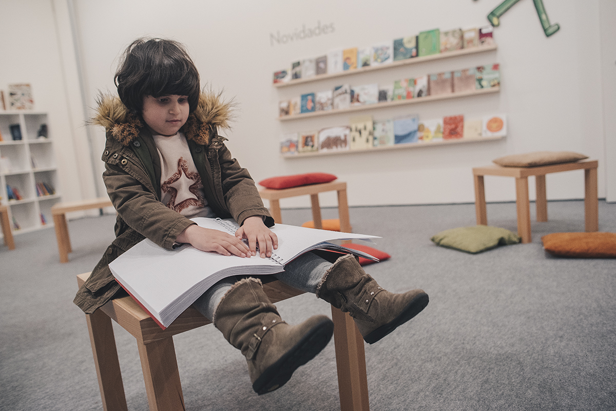 Imagen CRE Pontevedra niña leyendo braille 2