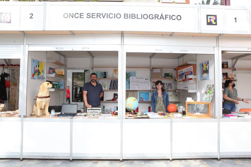 Stand de la ONCE en la Feria de Libro de Murcia
