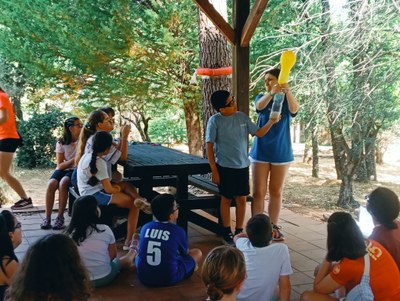 Participantes realizando el experimento del globo