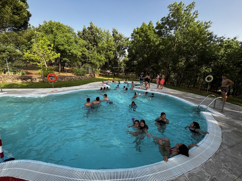 Rrefrescándose en la piscina.