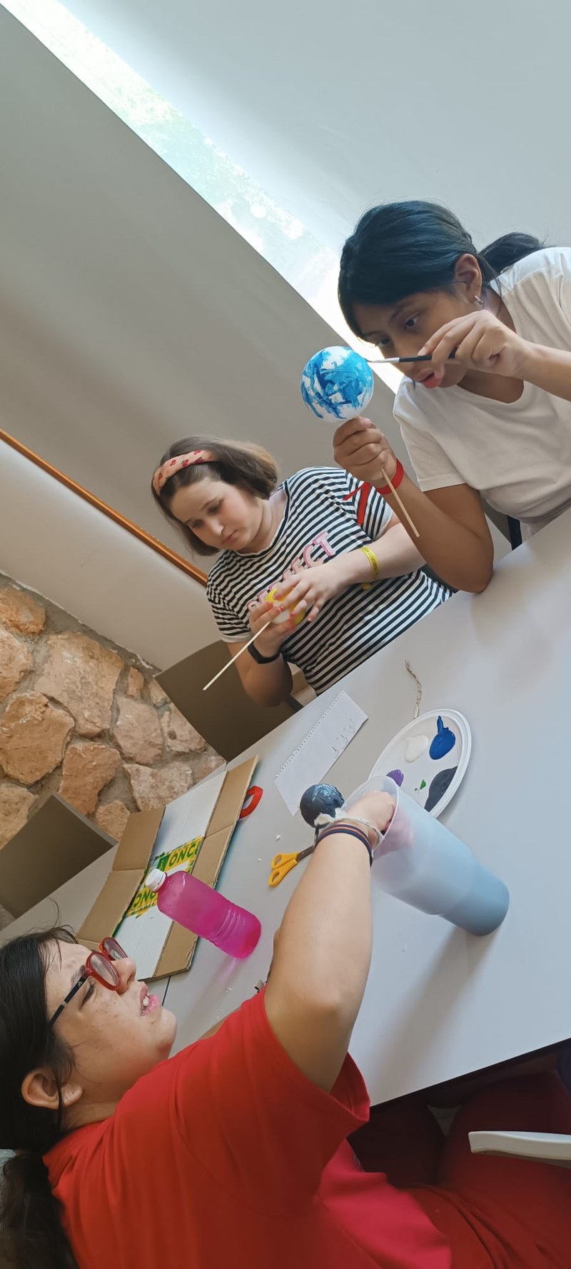 El grupo de participantes pinta planetas en uno de los talleres científicos (1)