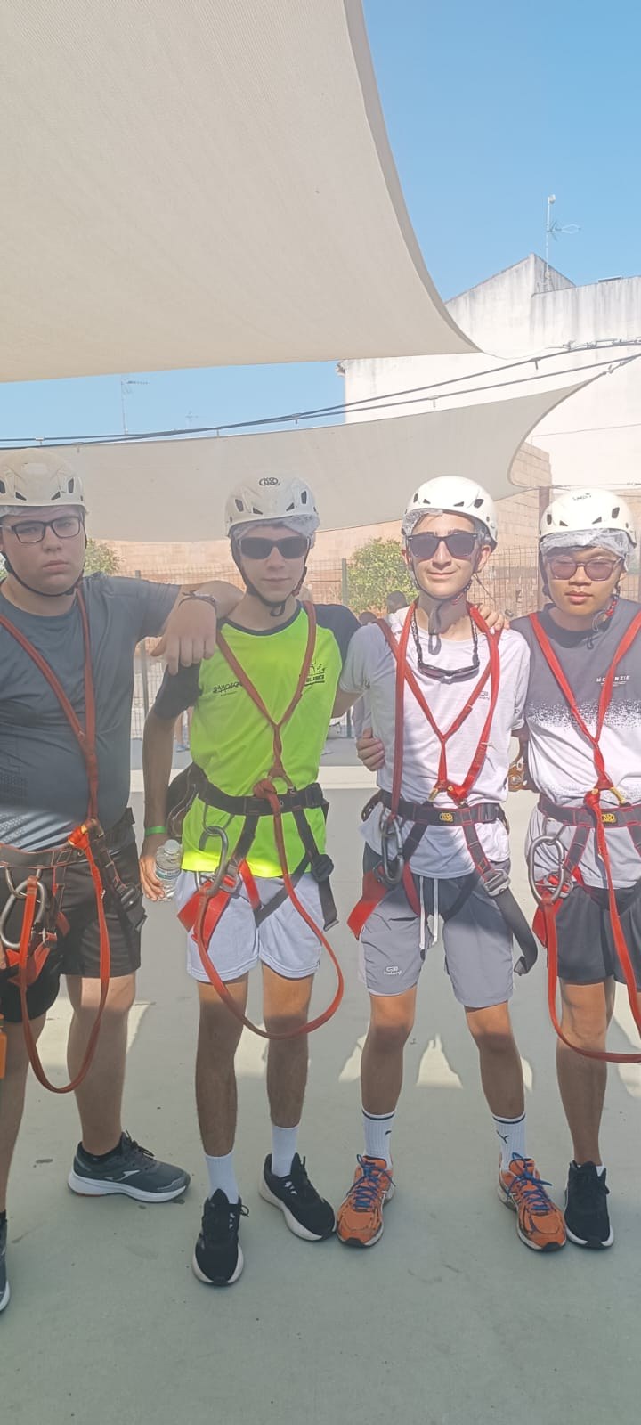 4 participantes en una de las actividades de escalada.