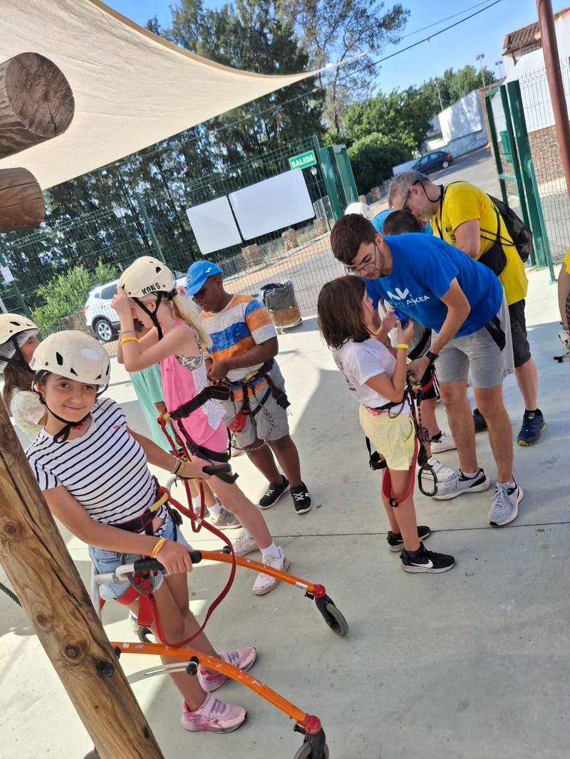 Un grupo de participantes se prepara para una actividad multiaventura