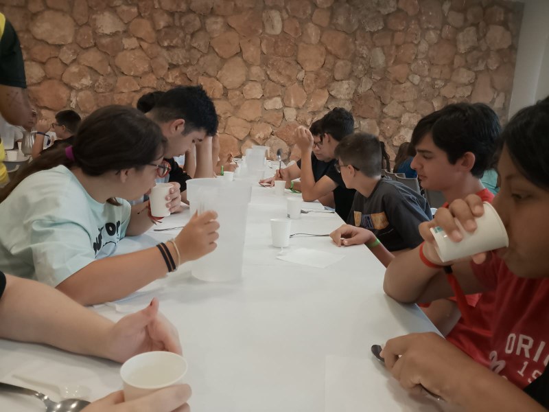 Grupo de participantes en la comida.