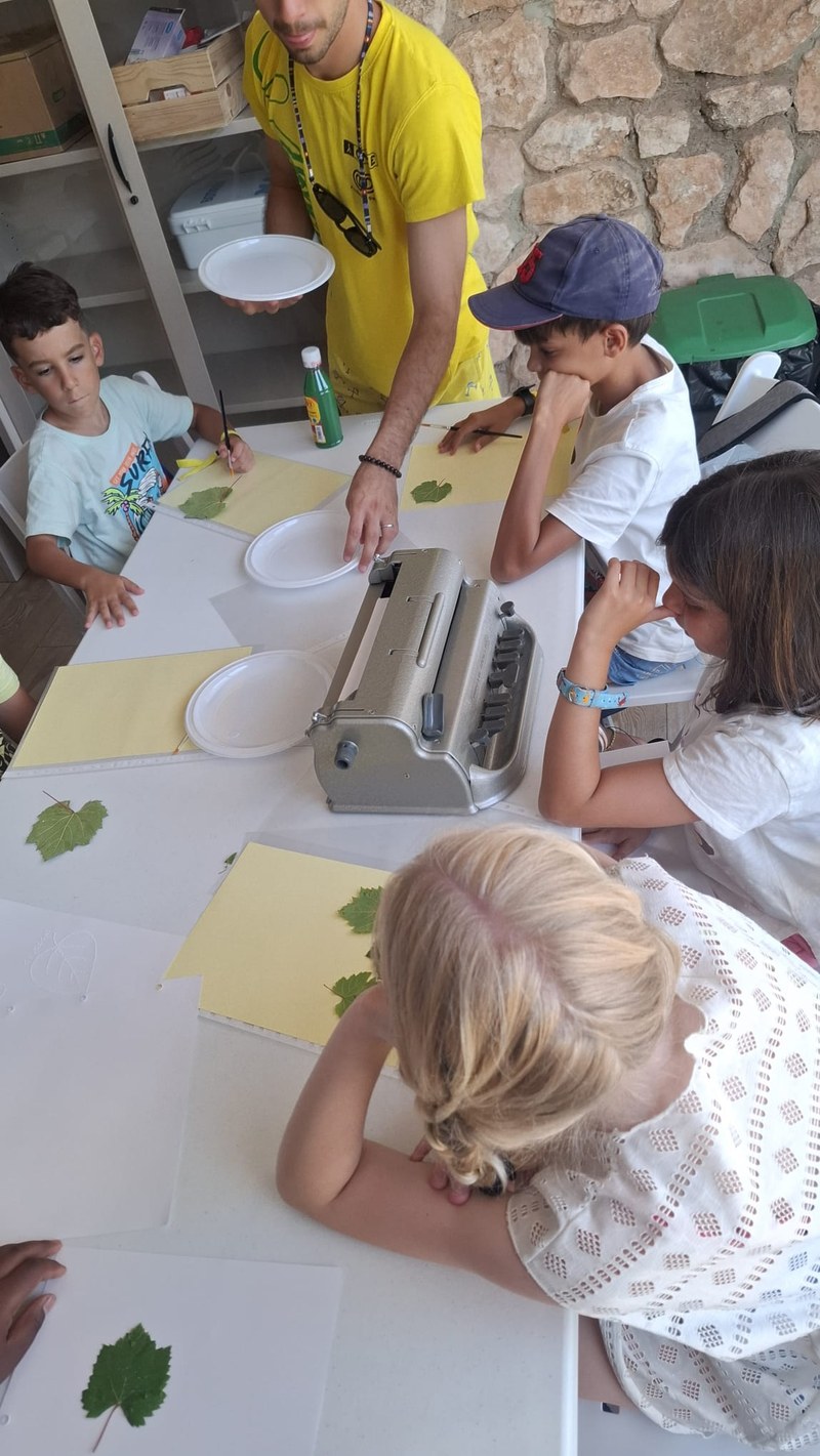 El grupo de peques hace un taller de cuencia.