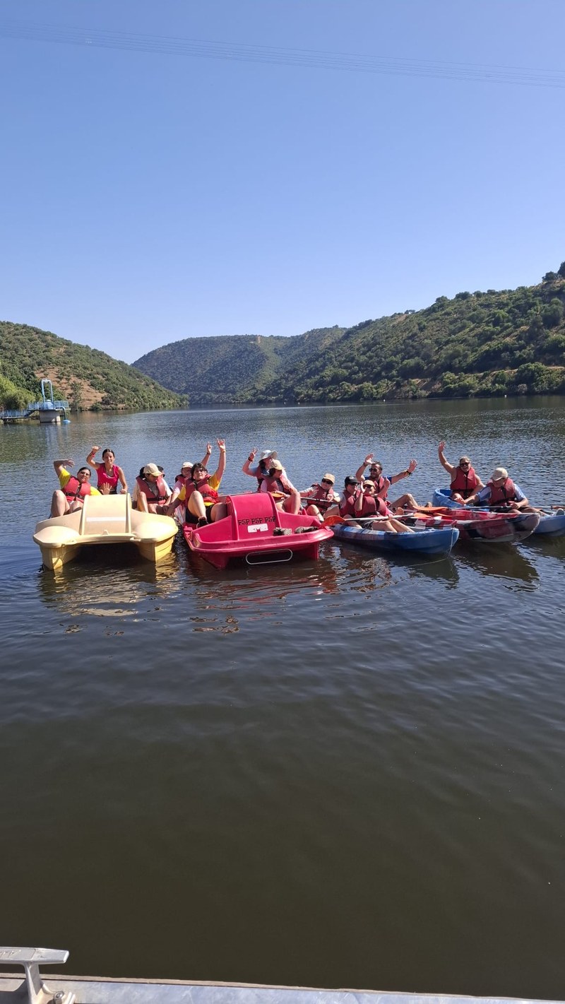 Algunos de los integrantes del campamento realizan la actividad de kayak.