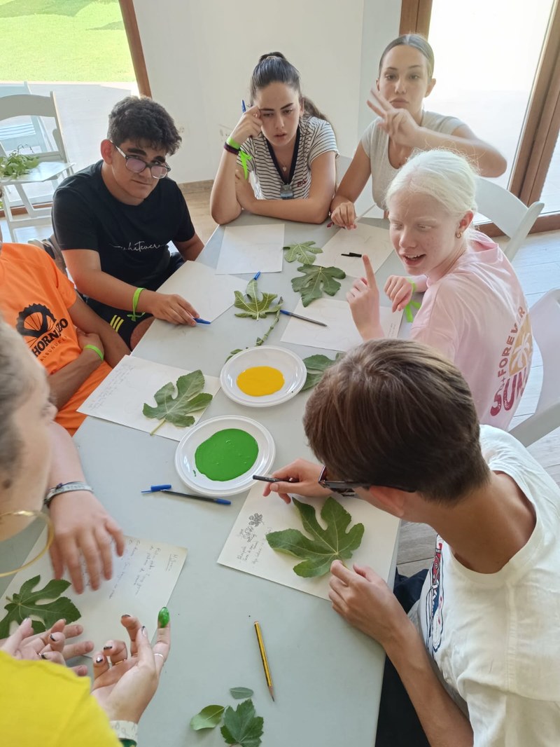 Integrantes del campamento realizan un taller de botánica.