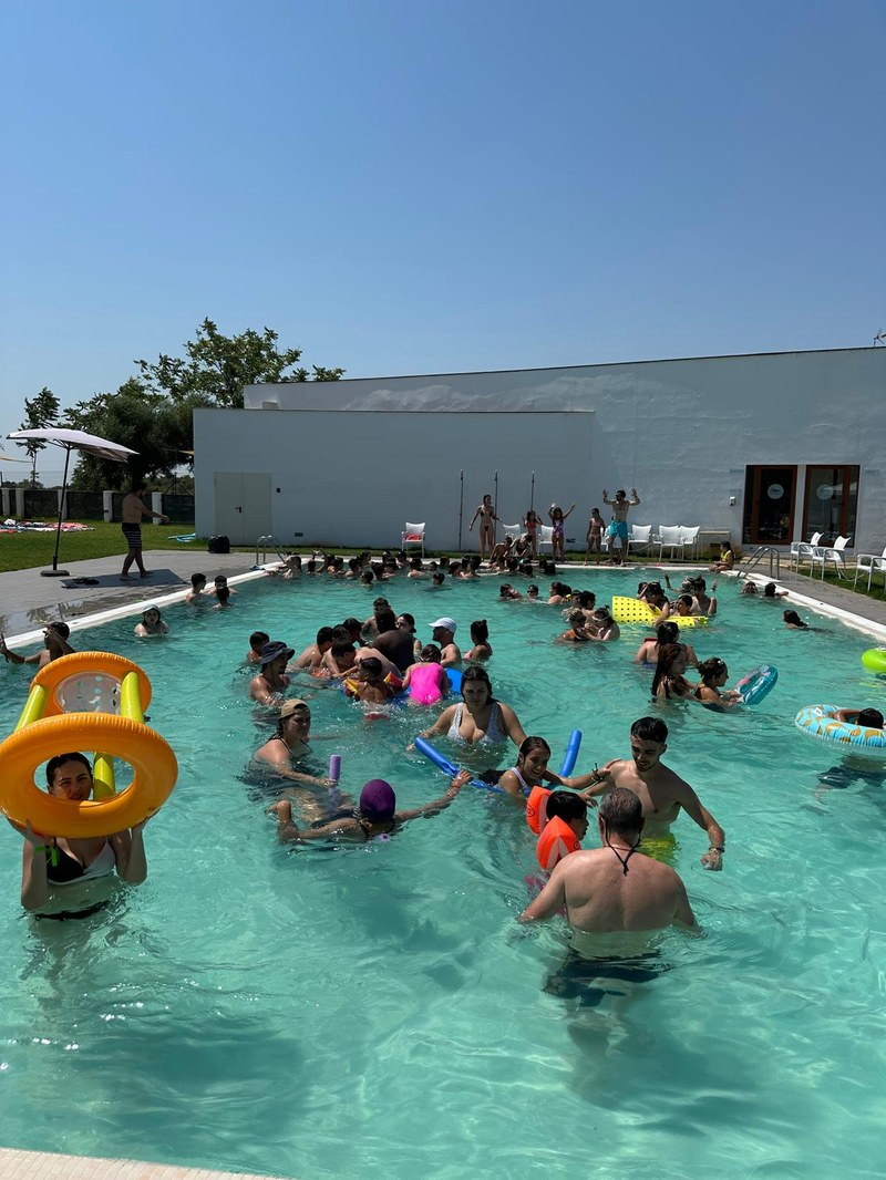 El grupo de participantes realiza juegos en la piscina (1)