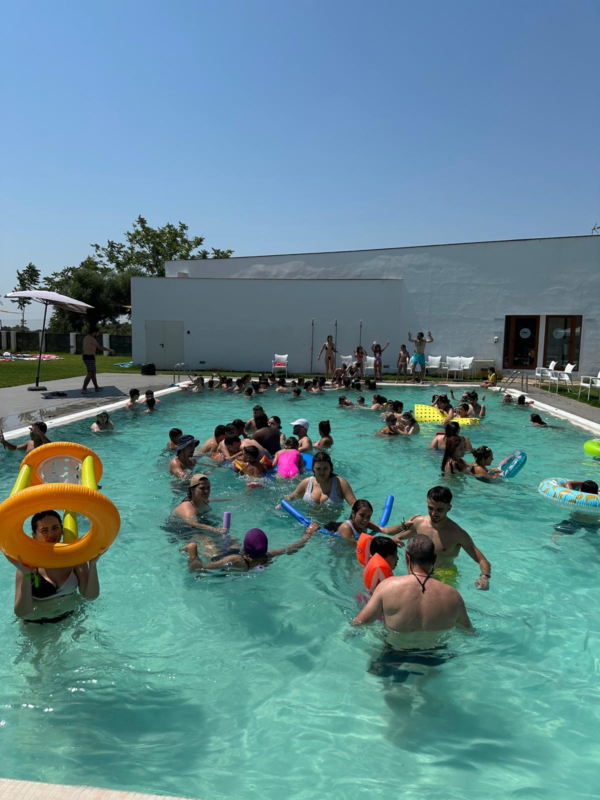 El grupo de participantes realiza juegos en la piscina (1)