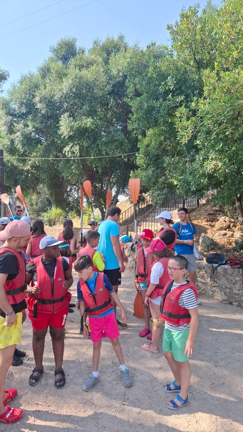El grupo de participantes se prepara para hacer una actividad de kayak (1)