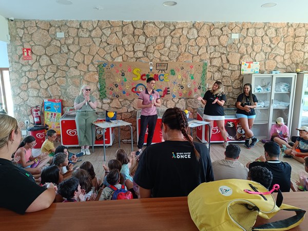 Visita institucional con algunos de los integrantes del campamento.