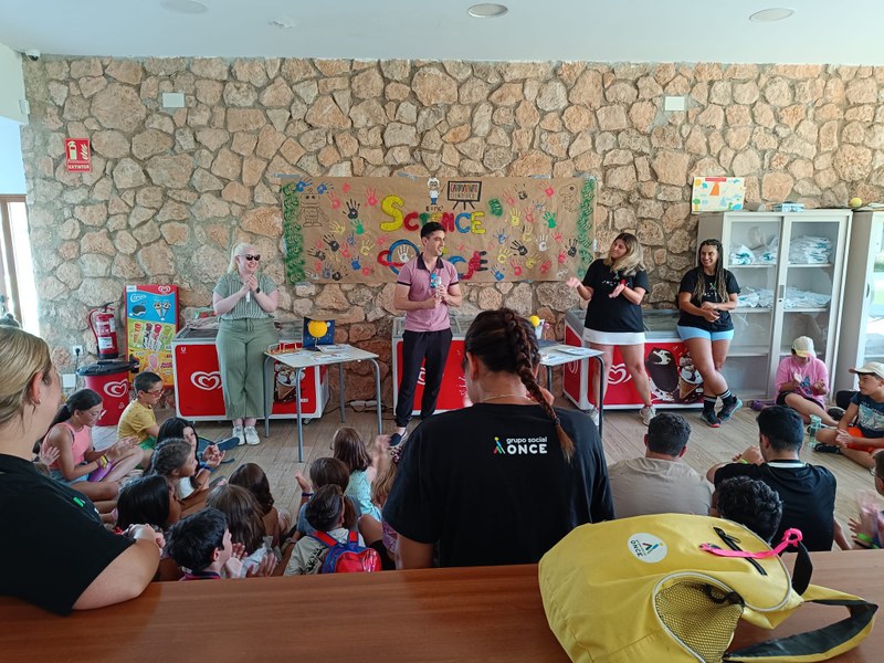 Visita institucional con algunos de los integrantes del campamento.