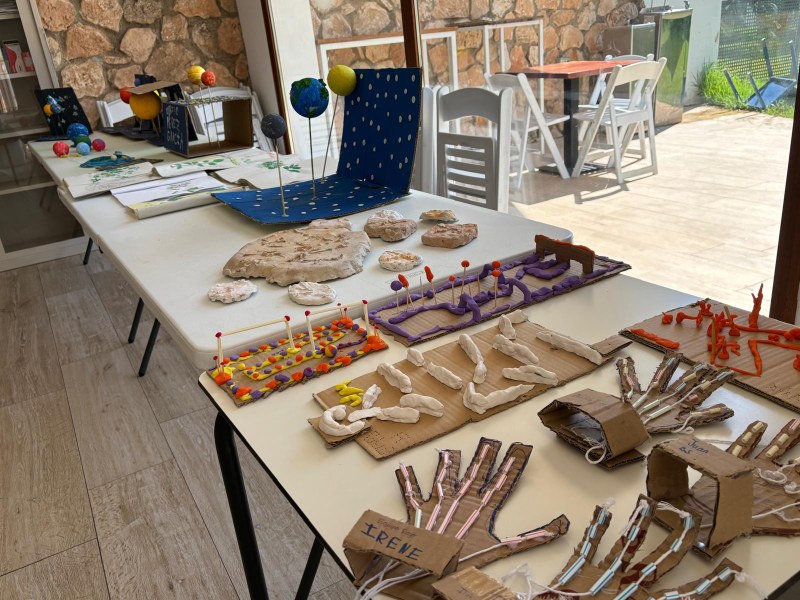 Exposición de trabajos realizados durante el campamento.