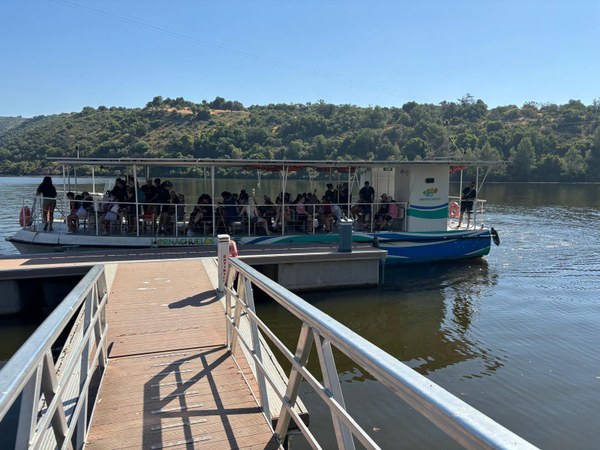 El grupo pasea en barco por el lago.