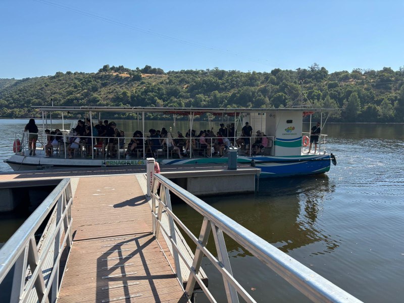 El grupo pasea en barco por el lago.