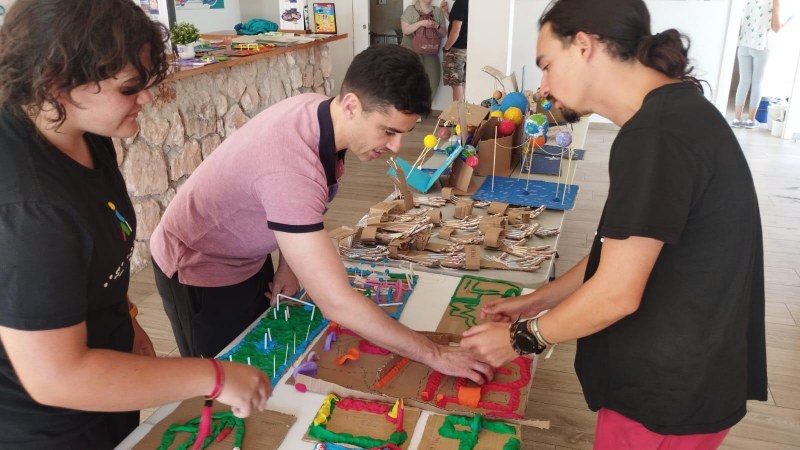 La visita institucional reconoce manualmente algunos de los trabajos realizados.