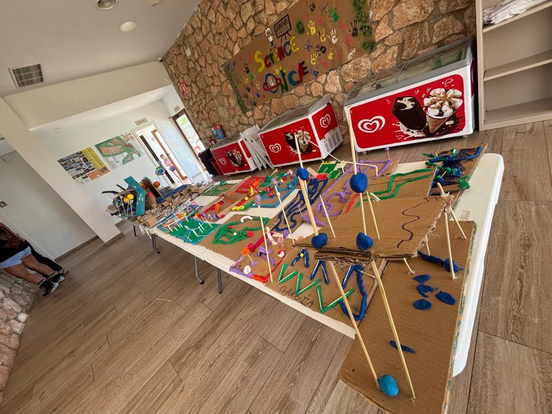 Foto panorámica de todos los trabajos realizados en los talleres del campamento.