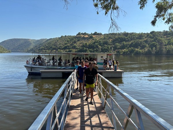 Un grupo de participantes saliendo del barco.