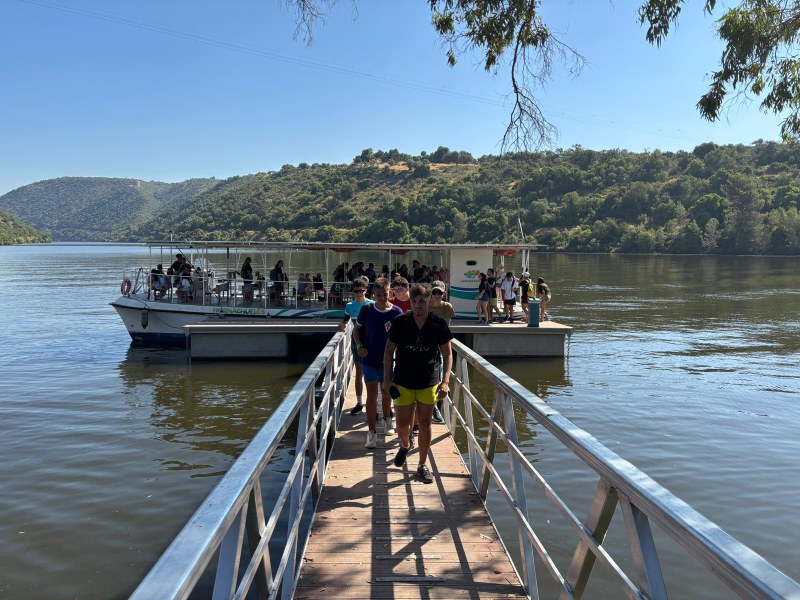 Un grupo de participantes saliendo del barco.