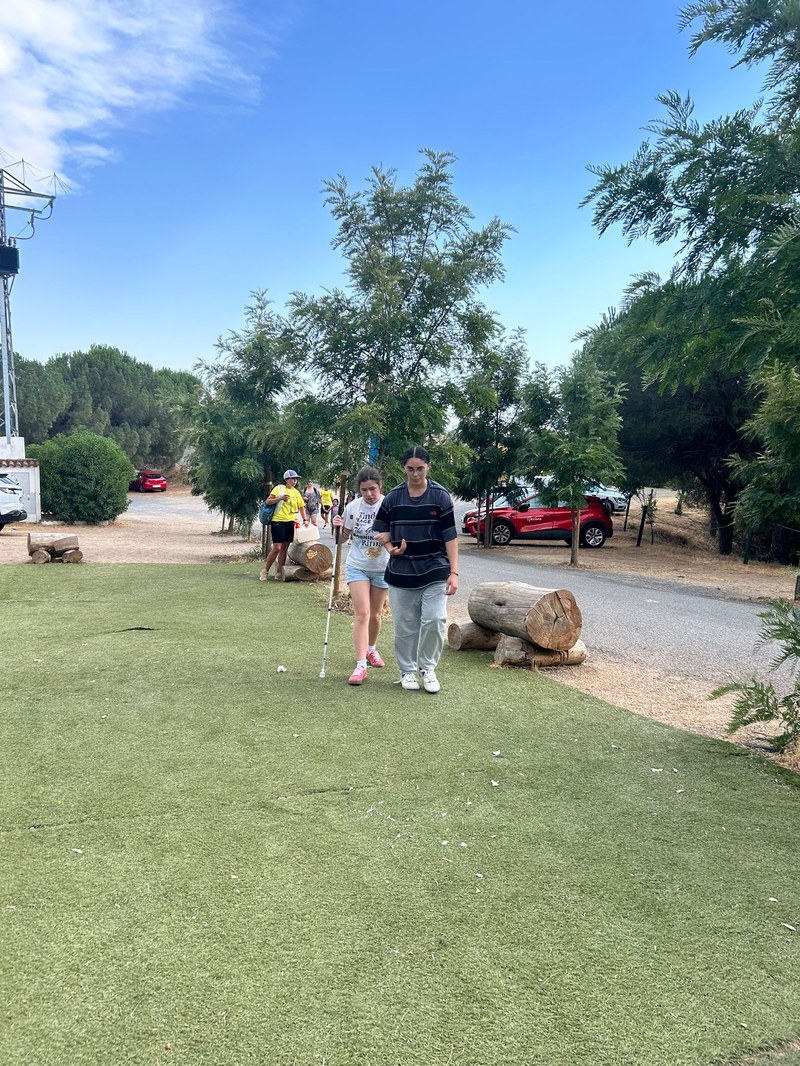 Un participante y un monitor, llegando al campamento.