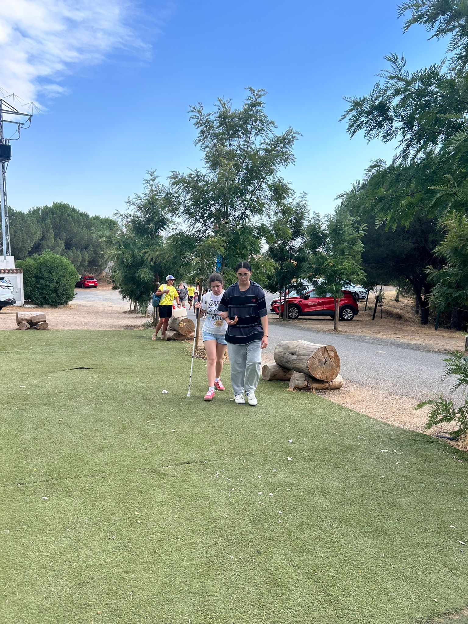 Un participante y un monitor, llegando al campamento.