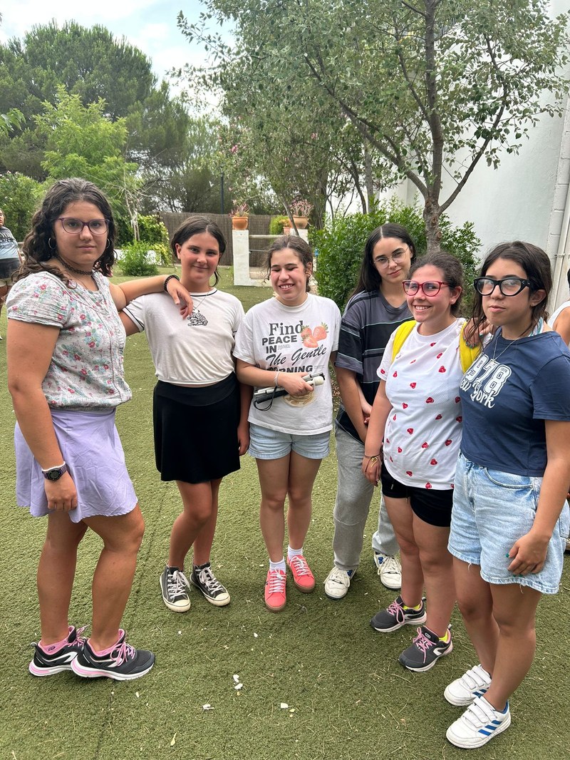 Varios participantes a su llegada al campamento.