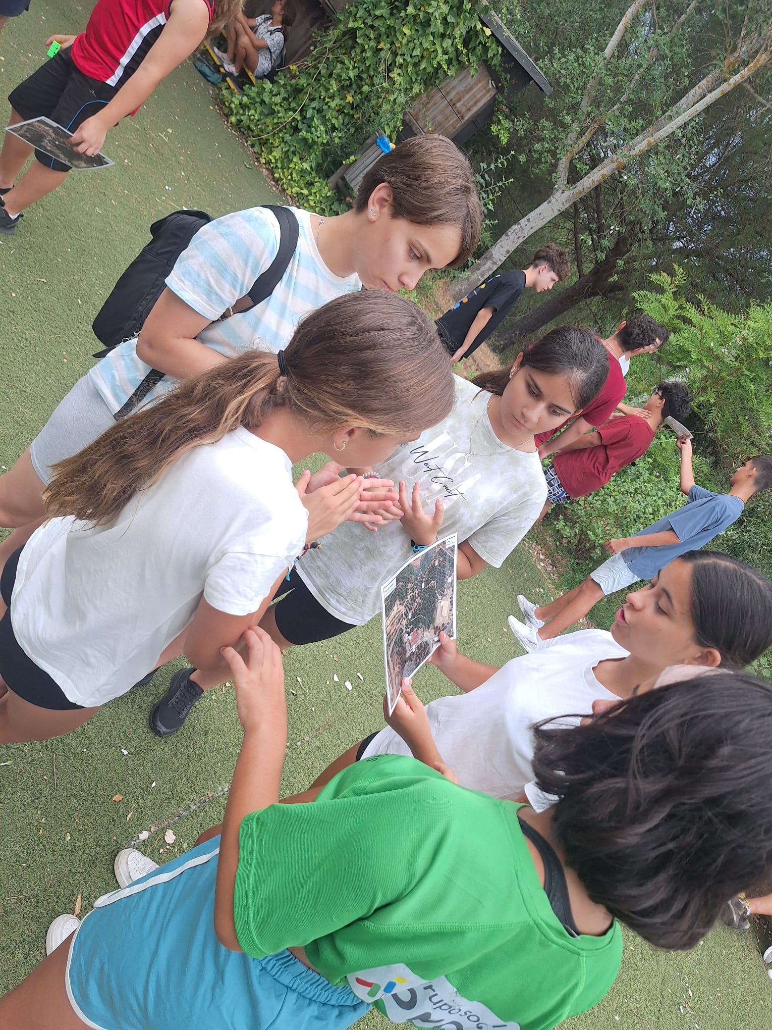 Un grupo de participantes en la yincana de orientación.