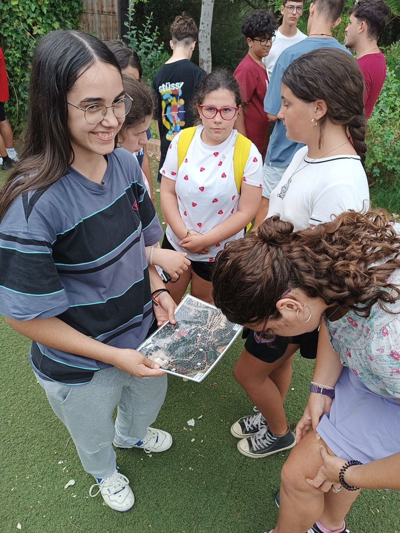 Varios participantes con unos mapas en la yincana de orientación.