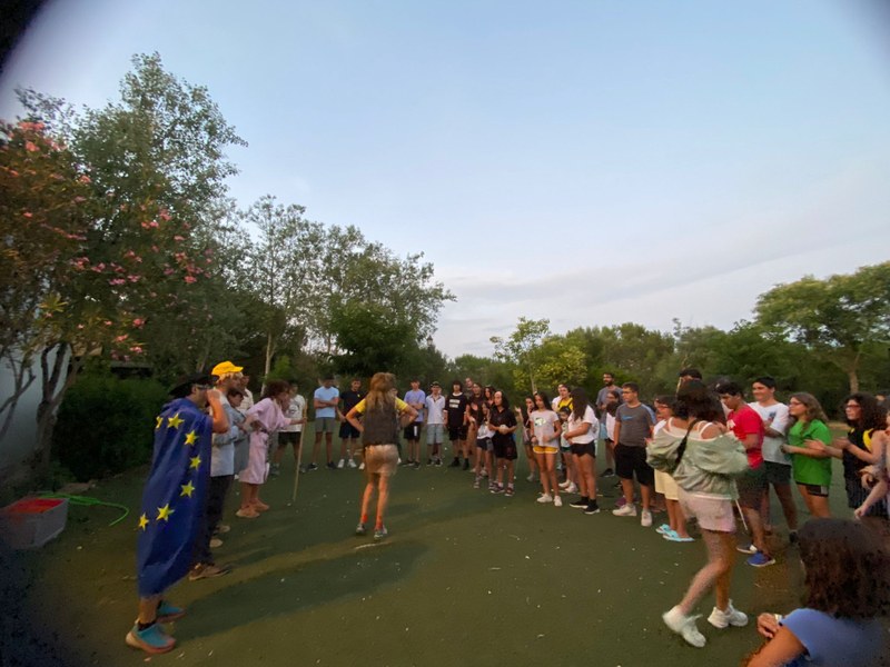 Participantes y monitores se retiran, después de finalizar la jornada.