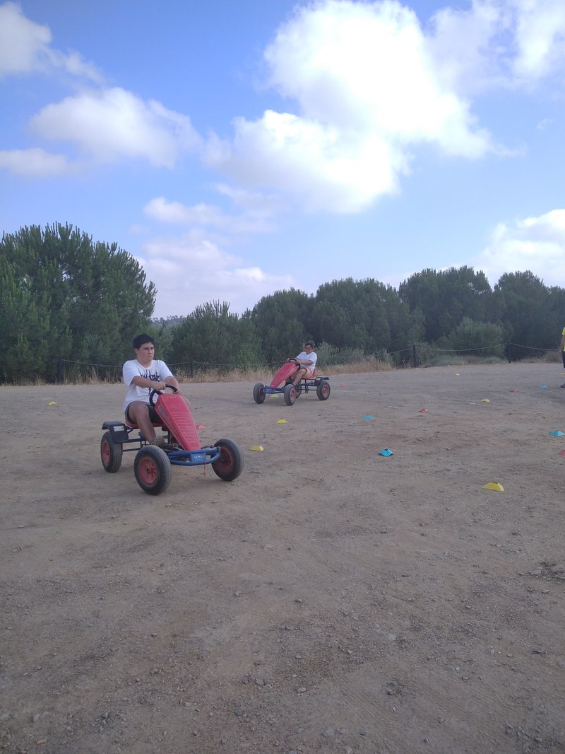 Dos participantes realizar una carrera de ciclocar.