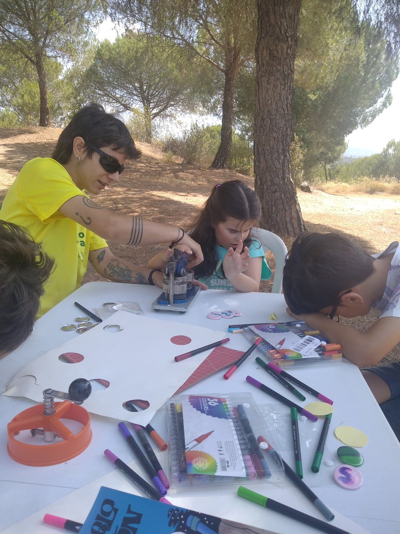 Tres participantes y un monitor en el taller de chapas.