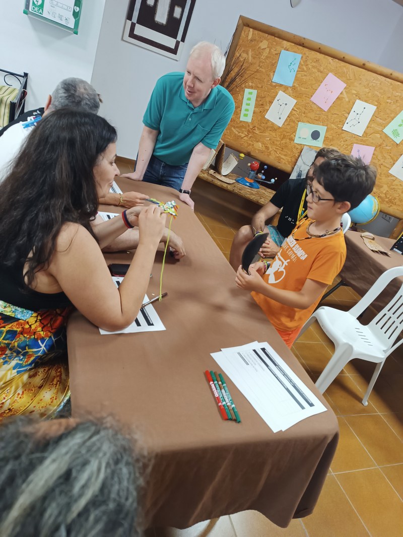 Un participante muestra uno de sus trabajos al jurado del concurso.