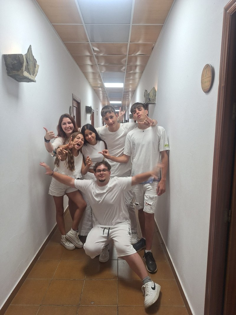 Un grupo de seis participantes durante la fiesta ibicenca.