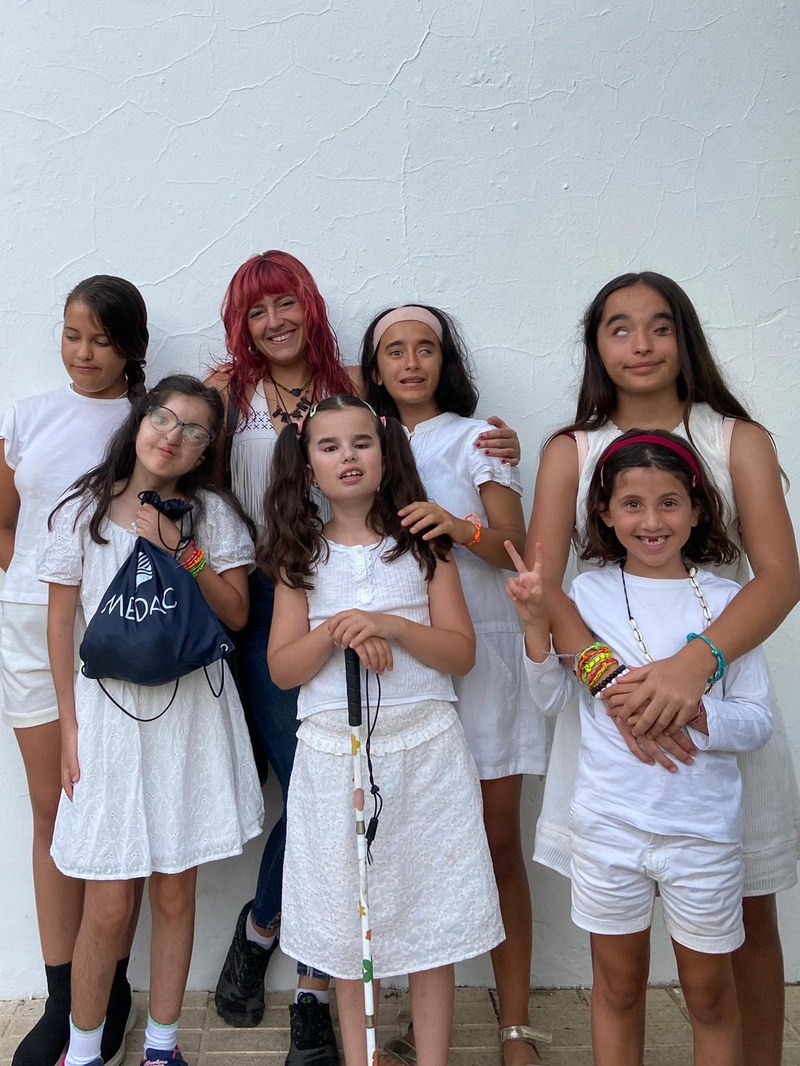 6 participantes y una monitora en la fiesta ibicenca.