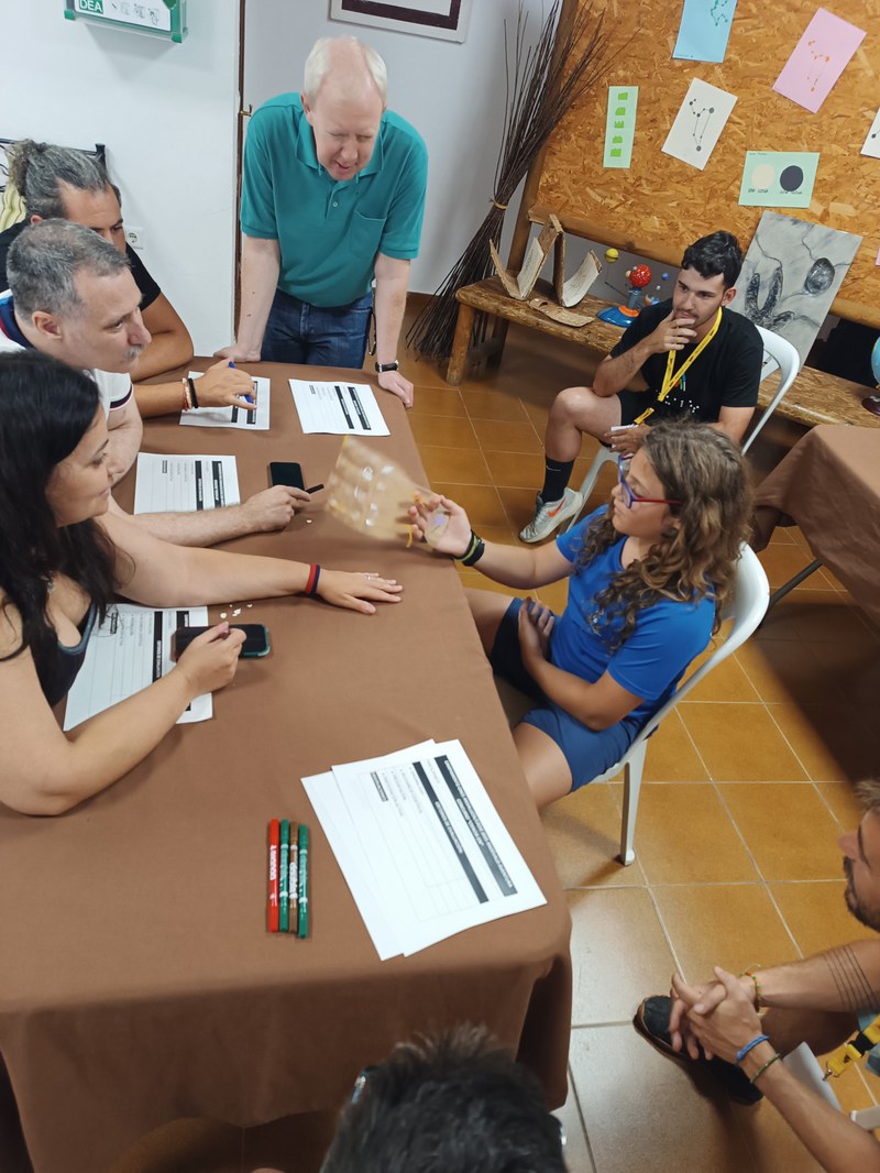 Una participante muestra uno de sus trabajos al jurado del concurso.