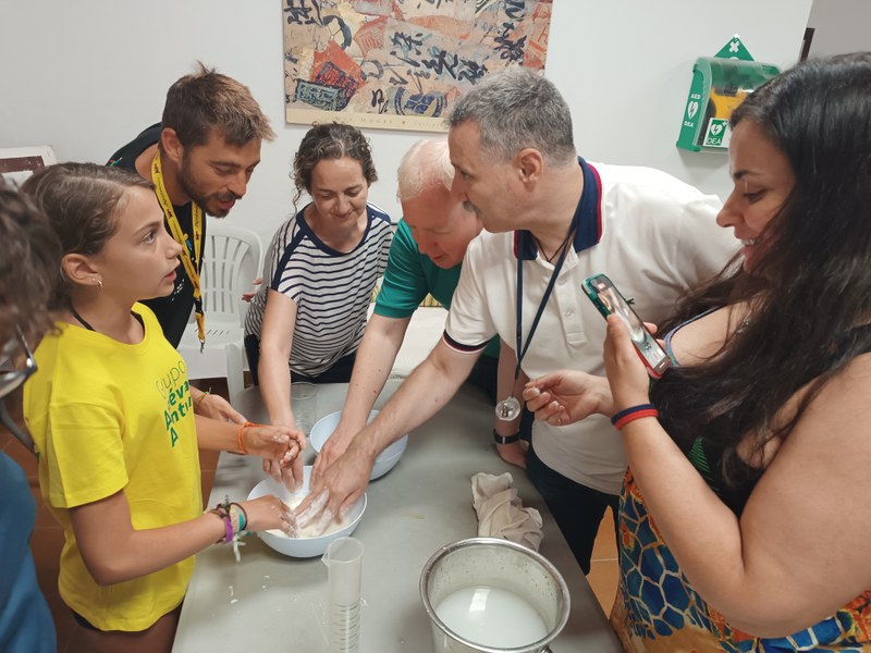 Una participante muestra uno de sus trabajos al jurado del concurso 2.