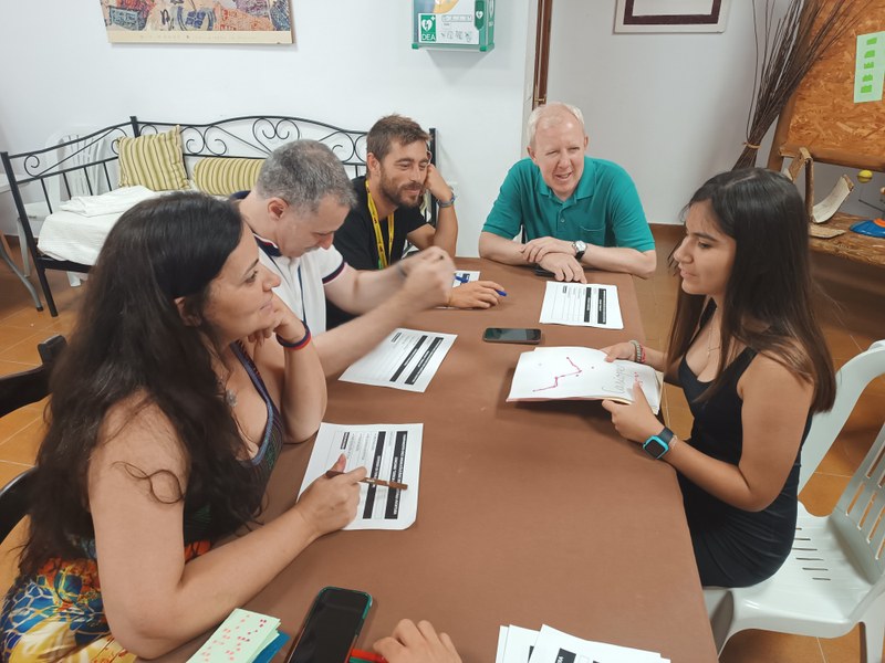 Una participante muestra una serie de constelaciones al jurado.