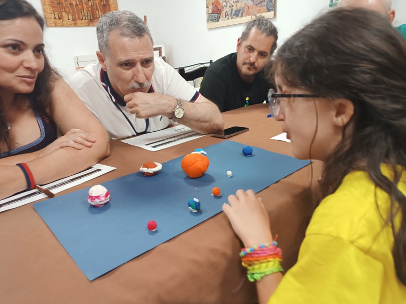 Una participante muestra un sistema solar a los miembros del jurado.