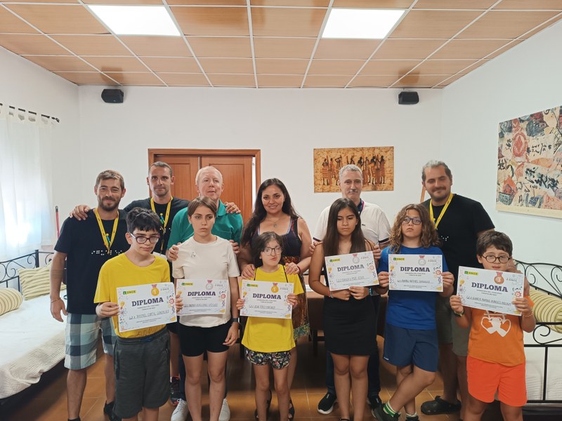 Un grupo de participantes posa con sus diplomas.