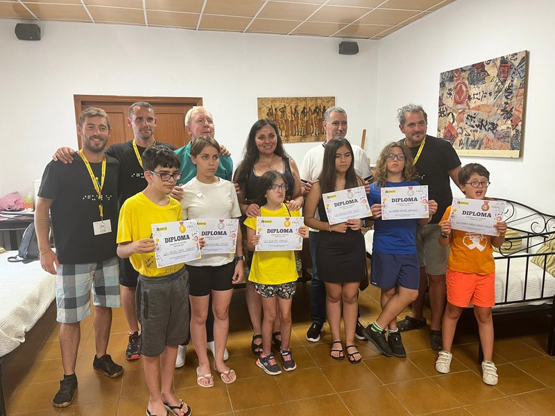 Un grupo de participantes posa con sus diplomas 2.