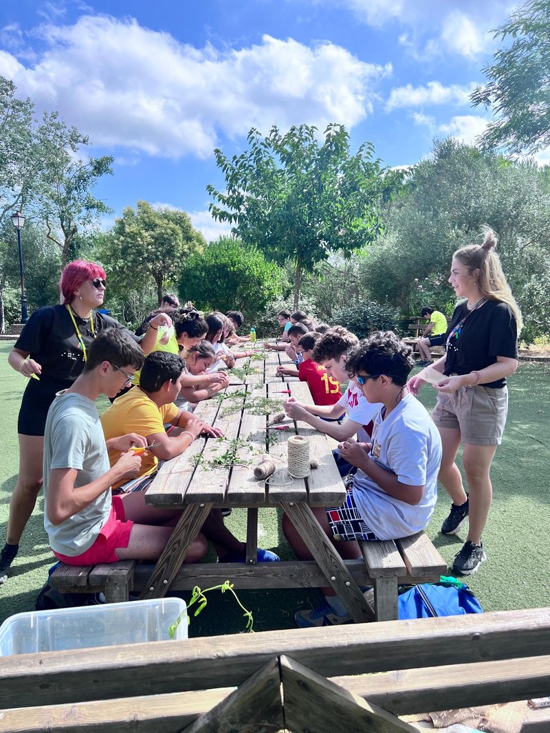 Participantes hacen sacos con hierbas aromáticas en uno de los talleres.