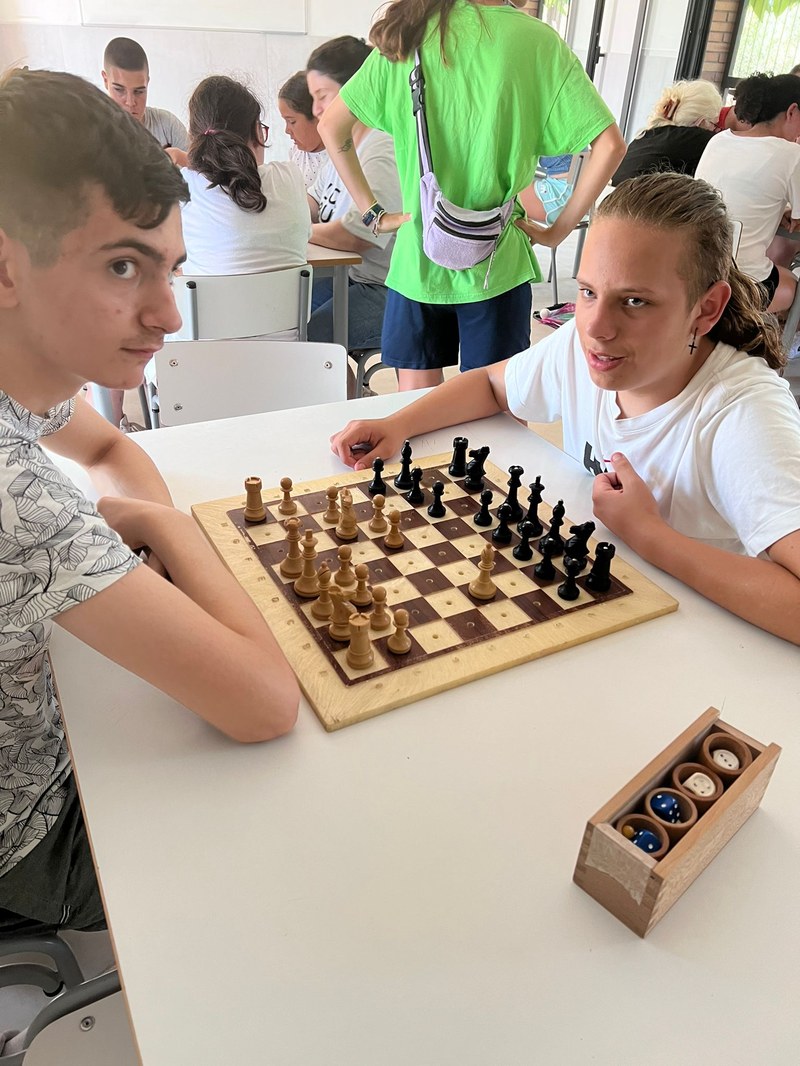 Un grupo de participantes jugando al Ajedrez