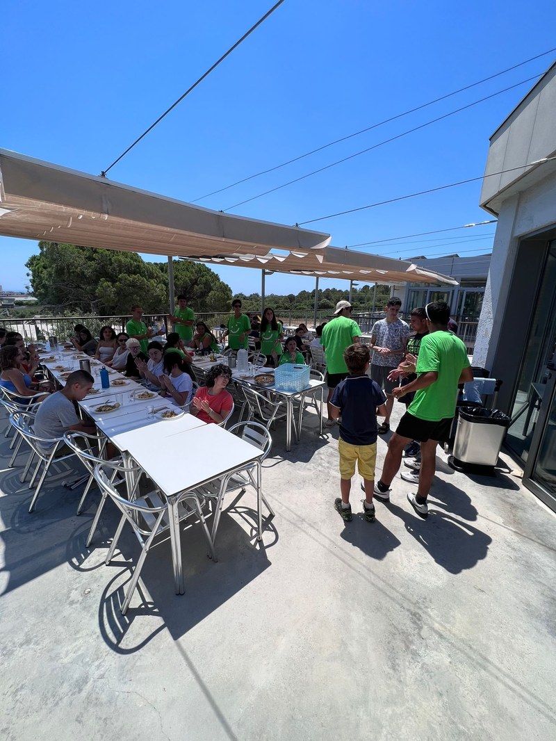 El grupo de participantes, sentado a la mesa, comiendo