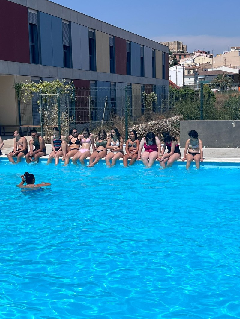 Varios participantes charlando, animadamente, en la piscina