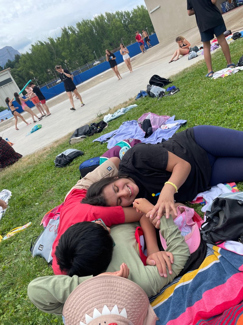 Grupo de participantes en la piscina.
