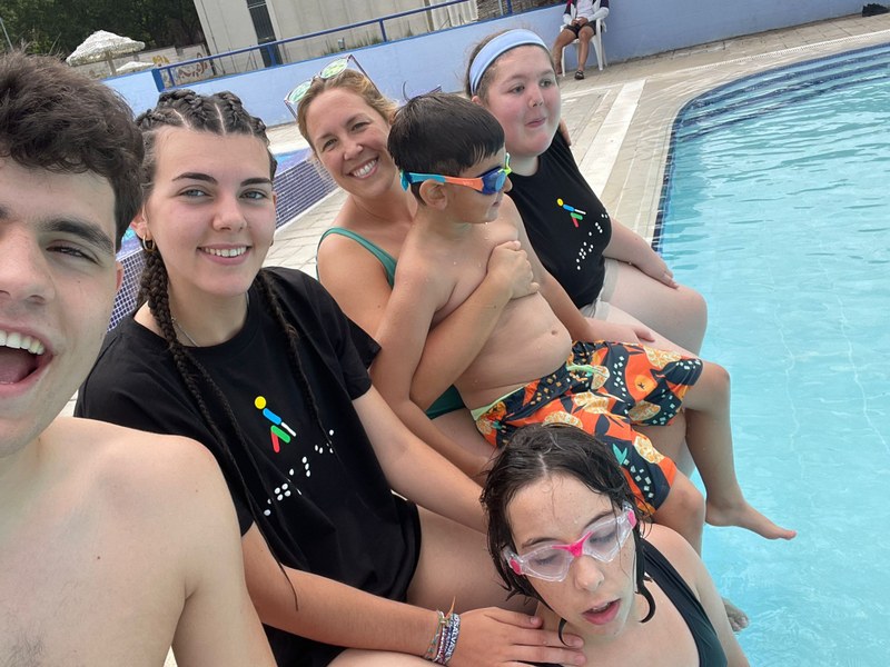 Grupo de participantes en la piscina 2