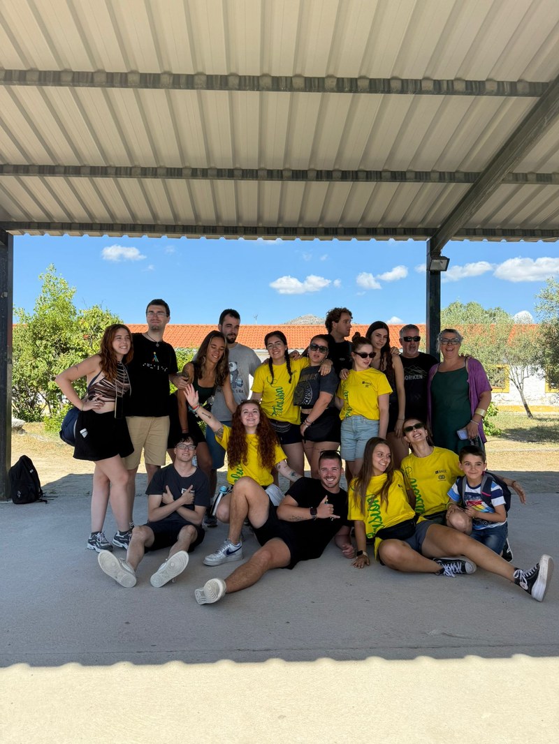 Foto final de los monitores del campamento.