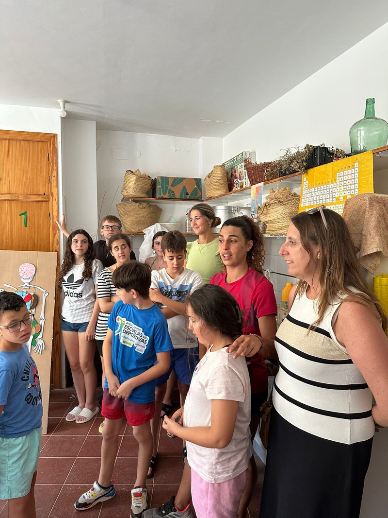 Un grupo de participantes explica algunos de los experimentos.